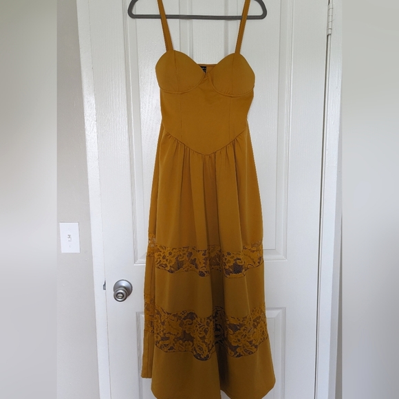 Mustard colored Maxi Dress with floral lace medium - Picture 2 of 5